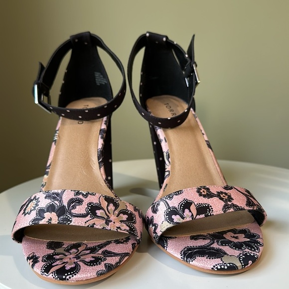Torrid Paisley Dot Sandals Ankle Strap Pink Polk Dots High Heel Like New 10WIDE - Picture 4 of 15